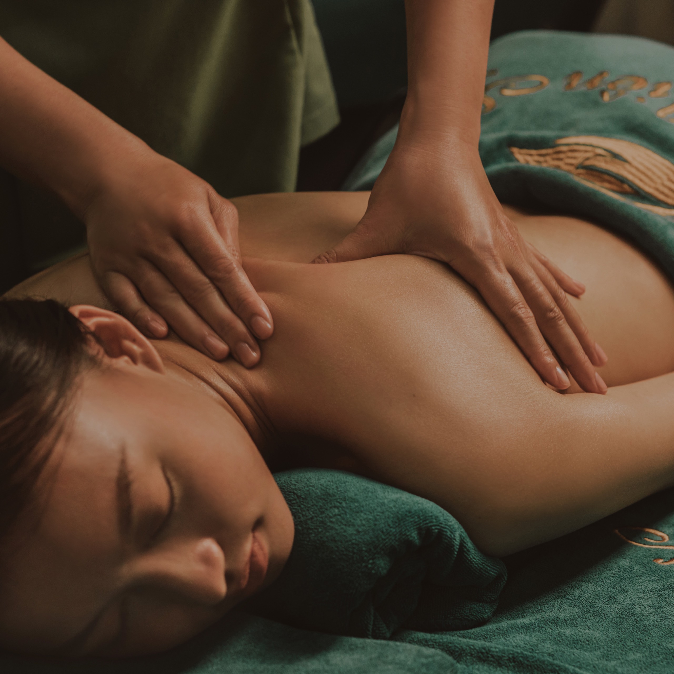 Tránh nguy cơ đột quỵ nhờ Massage cổ vai gáy và massage body